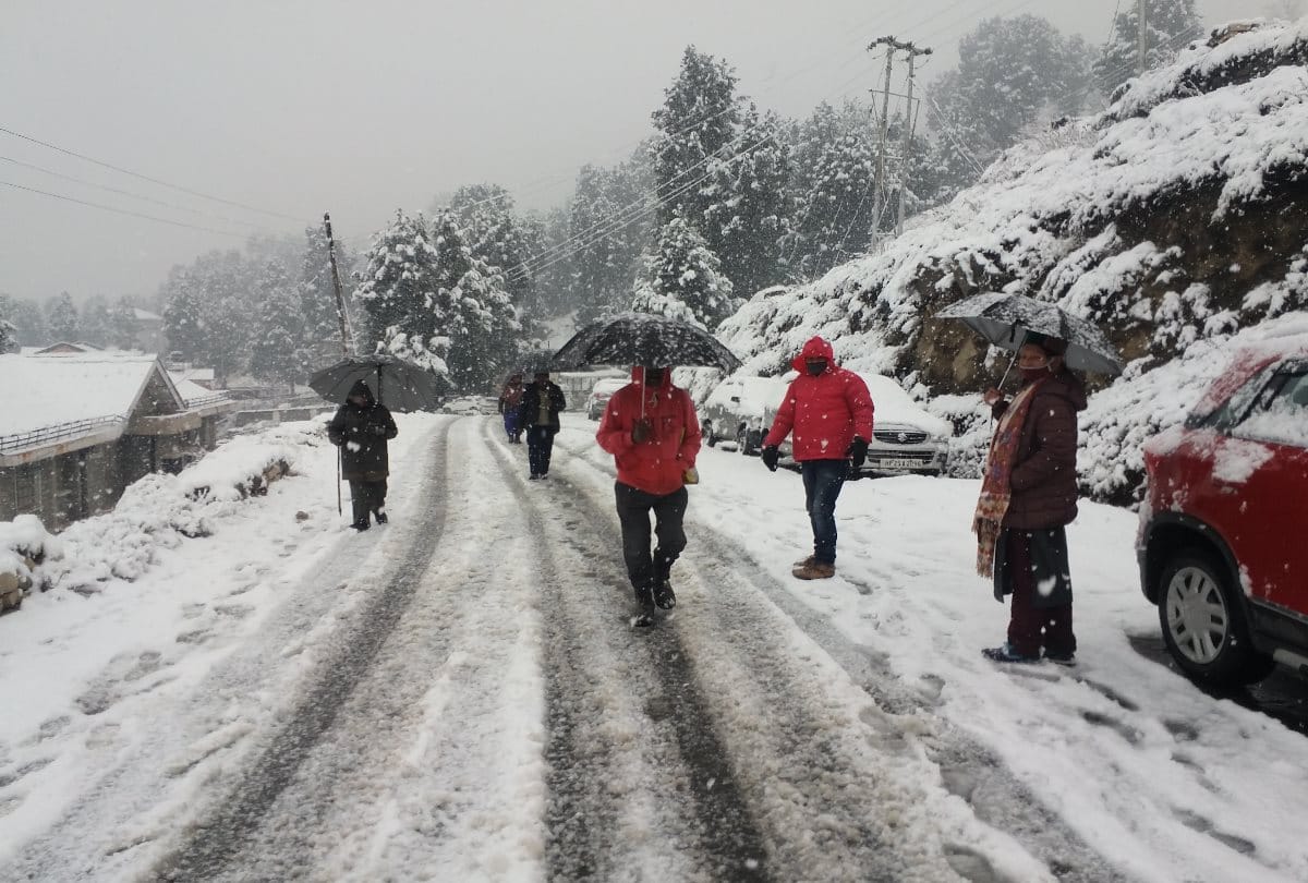 Himachal Weather report: 322 roads stalled due to snowfall in Himachal, avalanche alert in five districts, tourists enjoy in Shimla