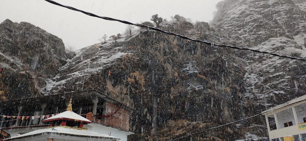 Weather Forecast Today Update in Uttarakhand News: snowfall in chardham, bitter cold suffers
