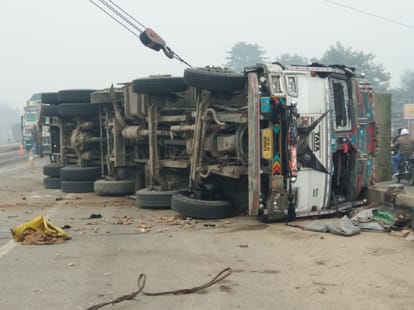 Potato truck overturned after hitting a refinery-filled tanker on highway looting competition long jam in varanasi