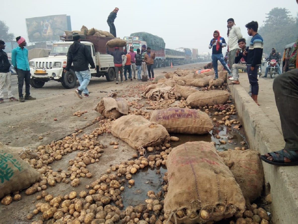 Potato truck overturned after hitting a refinery-filled tanker on highway looting competition long jam in varanasi