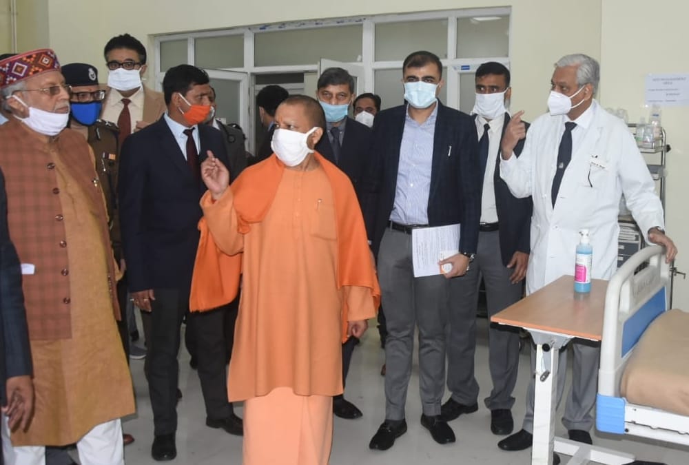 CM Yogi Adityanath visits hospital for inspection of corona vaccine dry run.