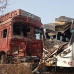 सड़क दुर्घटना में क्षतिग्रस्त बस व ट्रक।
