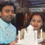 हैंडीक्राफ्ट के बने ताजमहल खरीदते पर्यटक