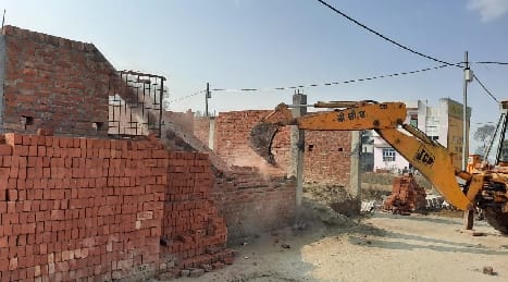 Hide and seek, tiger hanging on neck, target of forest department