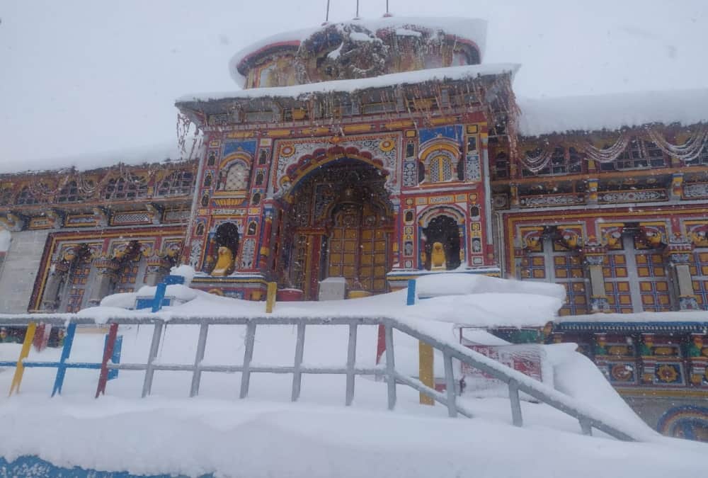 Uttarakhand Weather News Today: Snow Covered Badrinath Dham Awesome Visuals