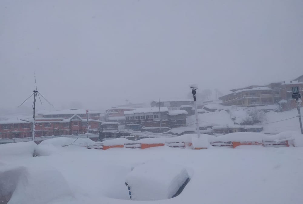 Uttarakhand Weather News Today: Snow Covered Badrinath Dham Awesome Visuals