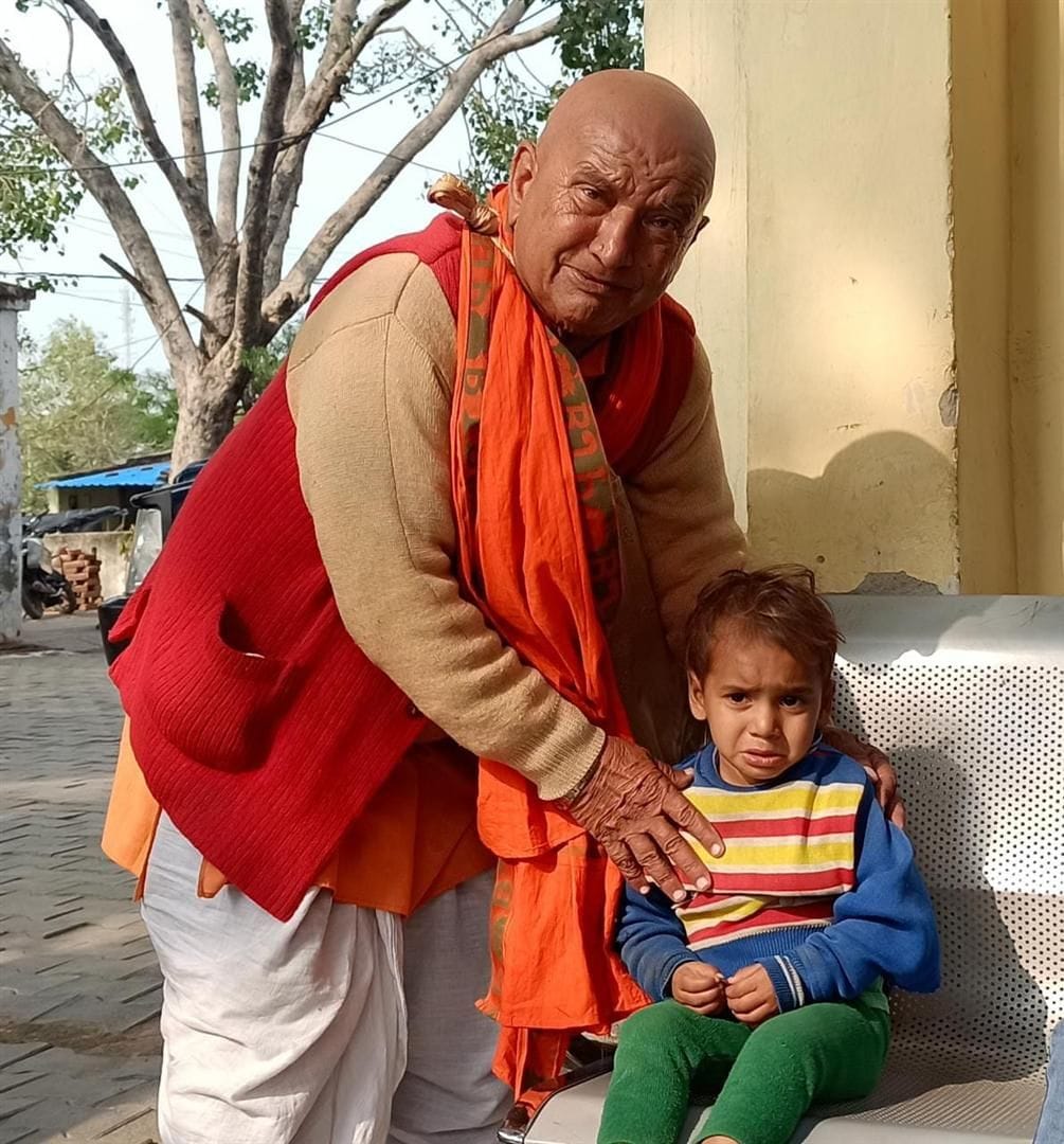 Hathras: Former MLA delivers a lost child to Kotwali, police hands over father