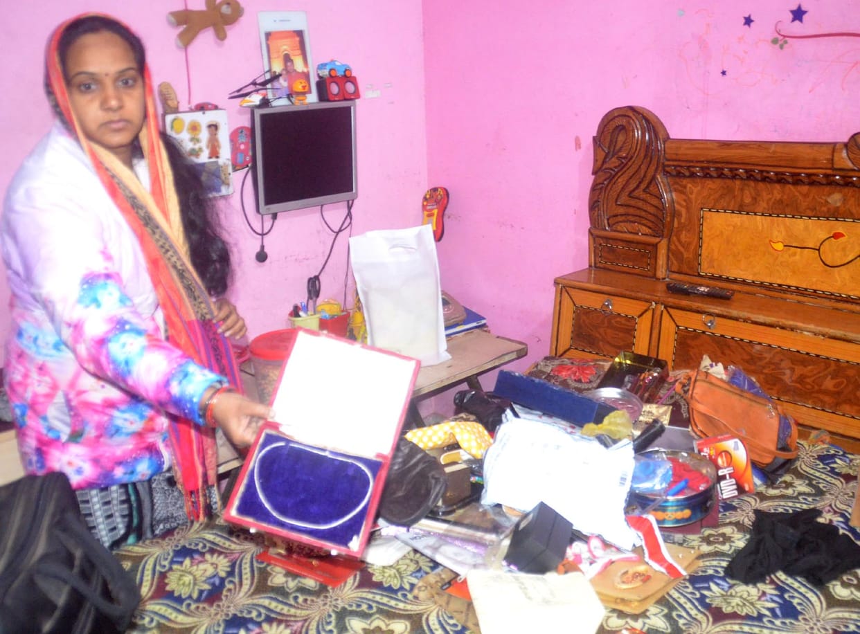 15 lakh stolen in Bhajan Vihar Colony