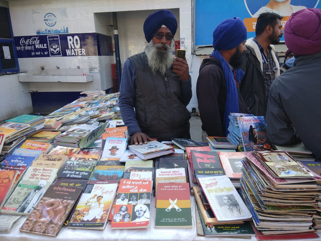 Elderly agitators read religious work, youth likes modern literature