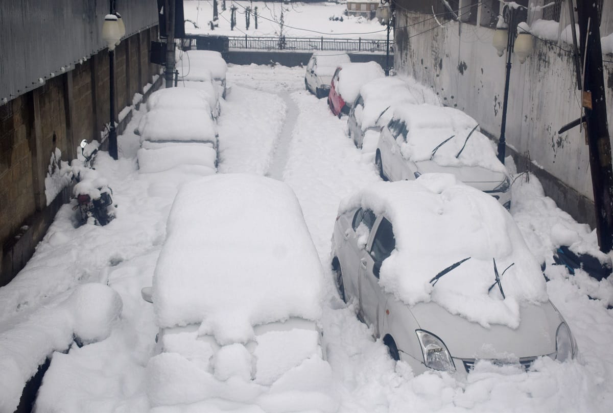 Heavy snowfall continues in Jammu and Kashmir 200 roads including Jammu-Srinagar highway closed