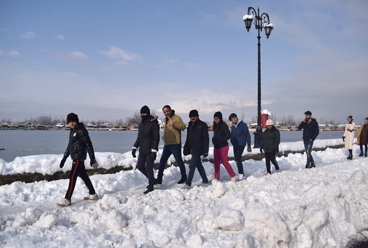 Heavy snowfall continues in Jammu and Kashmir 200 roads including Jammu-Srinagar highway closed