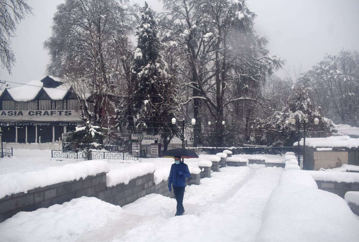 Heavy snowfall continues in Jammu and Kashmir 200 roads including Jammu-Srinagar highway closed