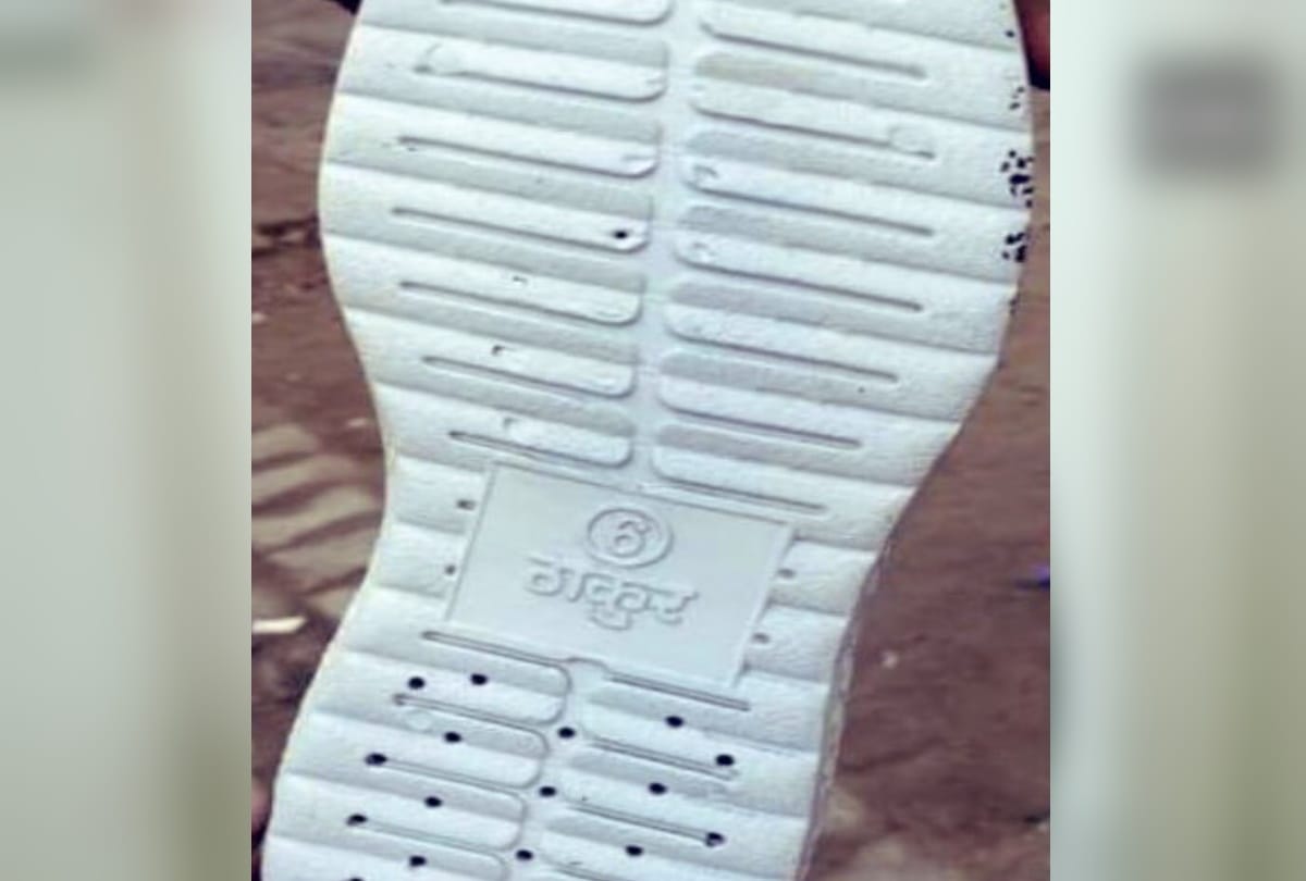 bulandshahr man selling shoes written caste name on its sole caught by bajrang dal police file fir