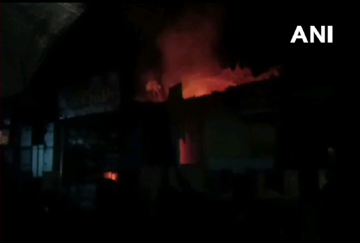 Fire breaks out at a hotel near Radio station in Udupi due to lightning strike