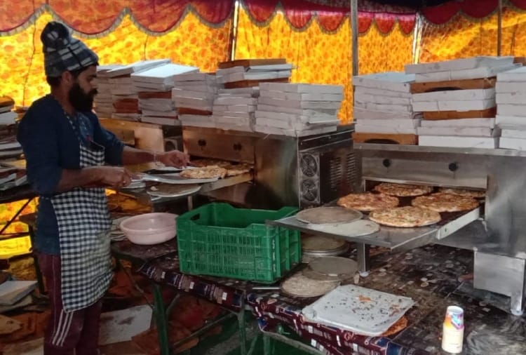 Kisan Andolan: Pizza, Panipuri and Jalebi Distributed to Farmers at Kundli Border