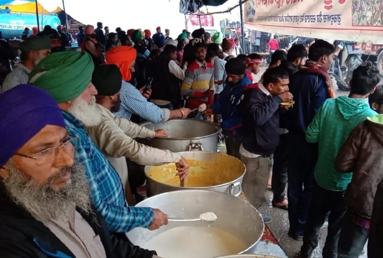 Kisan Andolan: Pizza, Panipuri and Jalebi Distributed to Farmers at Kundli Border