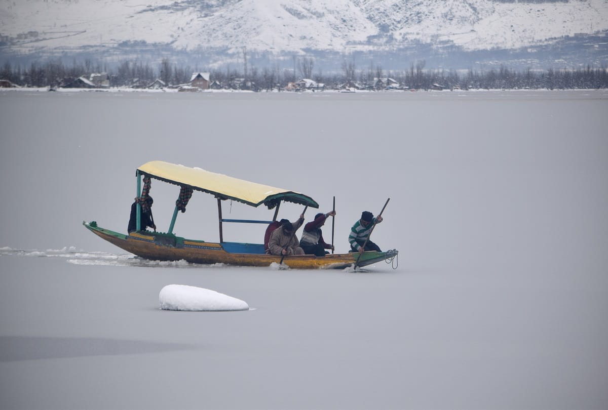 Heavy snowfall continues in Jammu and Kashmir 200 roads including Jammu-Srinagar highway closed