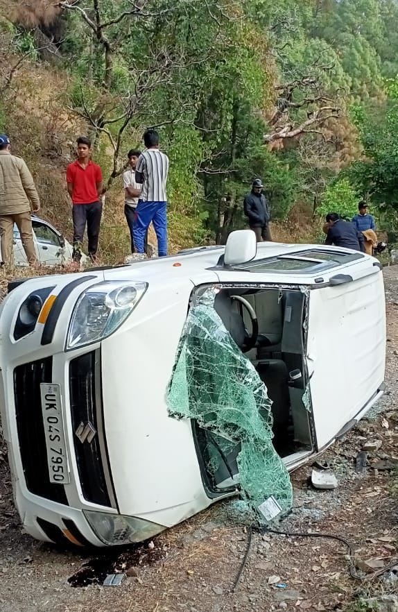 DSB campus director's vehicle overturned, accident occurred in an attempt to avoid a vehicle coming from the front at high speed
