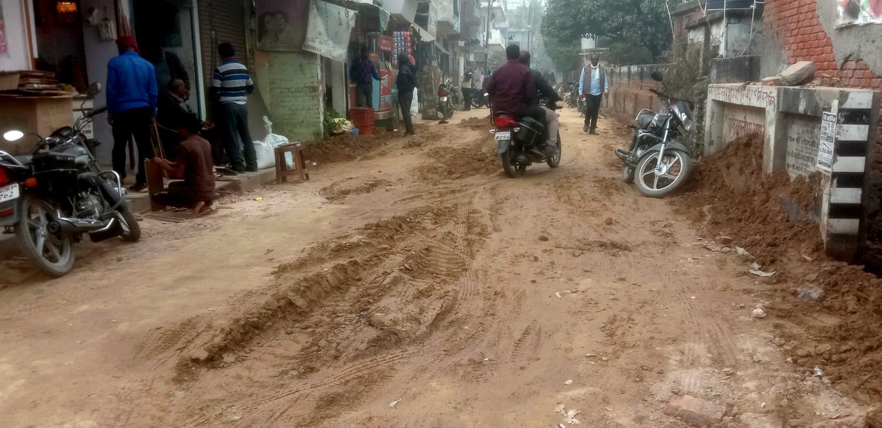 Road left dug, the city's traffic system collapsed