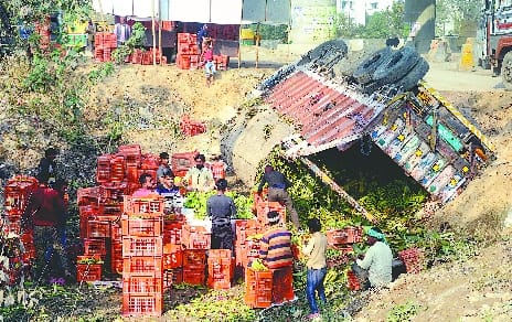 The red ones said - we can understand the pain of the traders of Qutubkhana