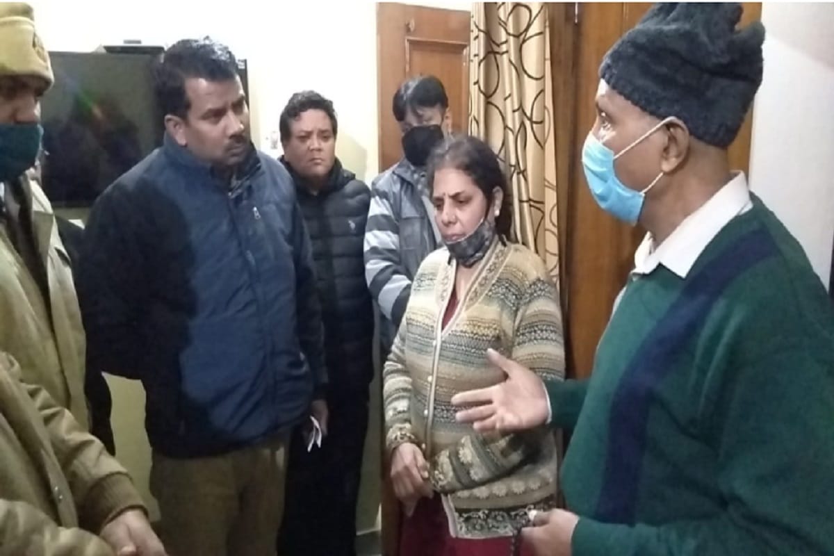 The miscreants robbed the house of a retired engineer in Muzaffarnagar