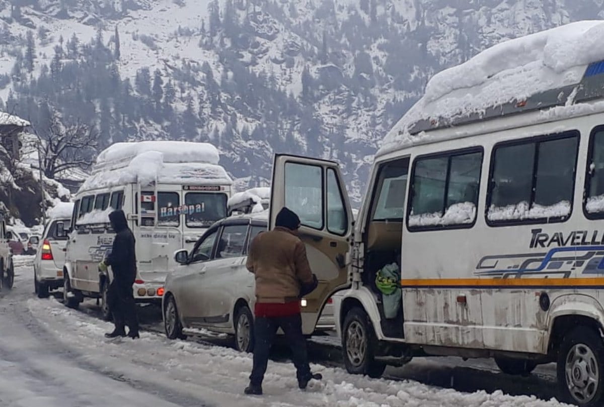 himachal weather update: tourists rescued by police after heavy snowfall in solang nala manali