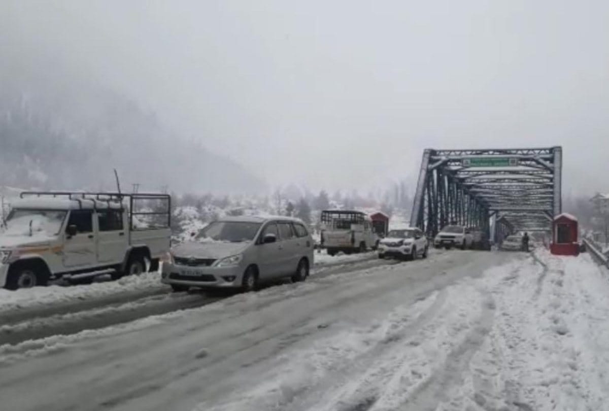 himachal weather update: tourists rescued by police after heavy snowfall in solang nala manali