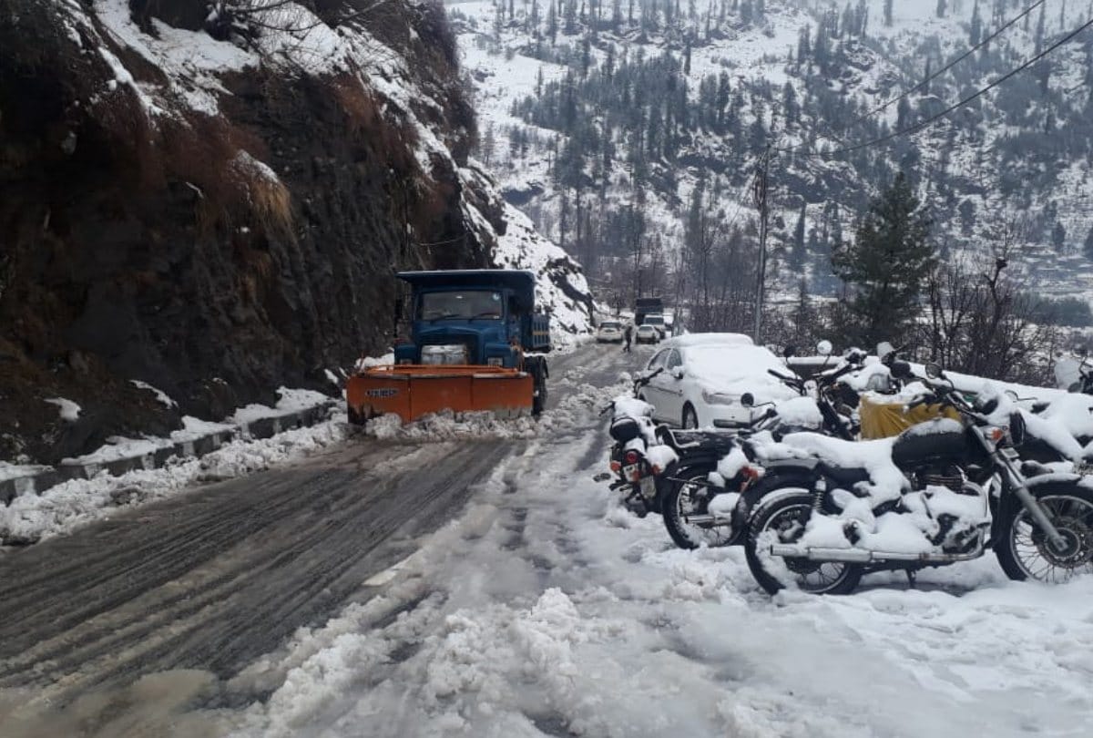 himachal weather update: tourists rescued by police after heavy snowfall in solang nala manali