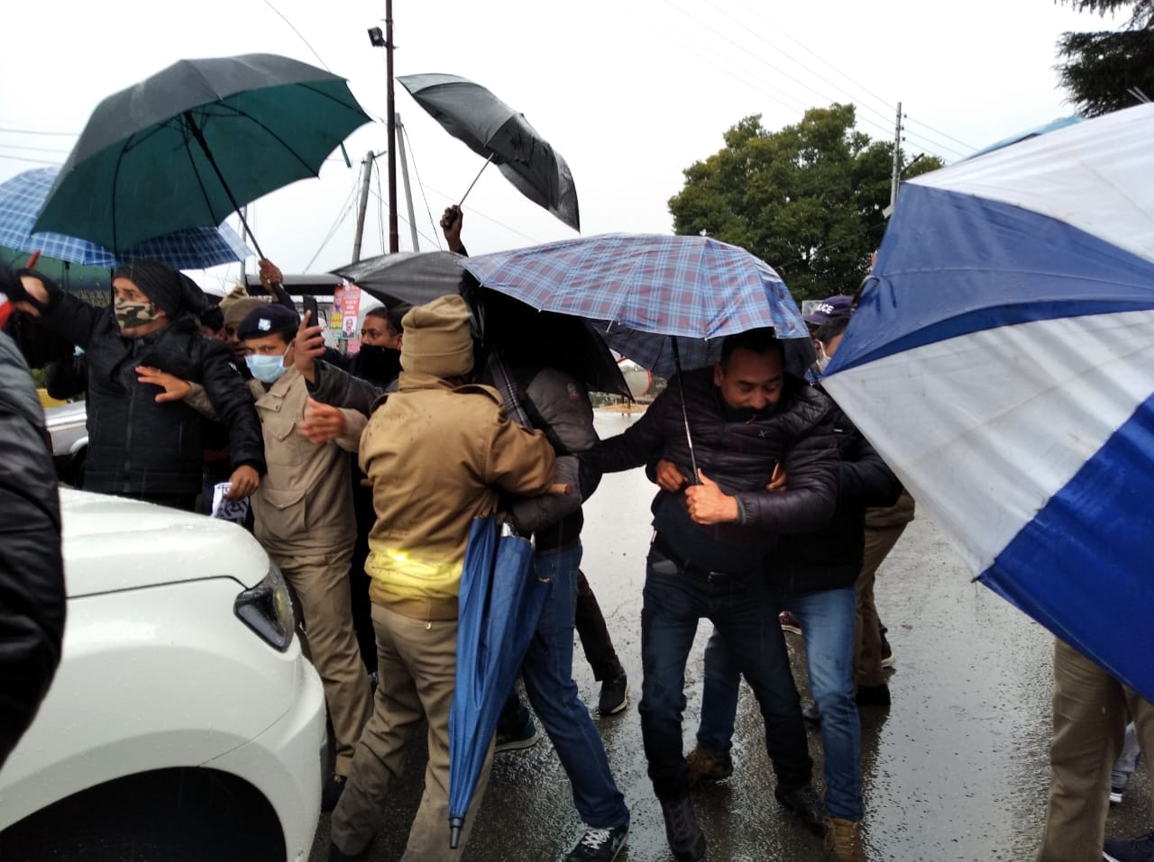 uttarakhand news : protest against banshidhar bhagat comment on indira hridayesh