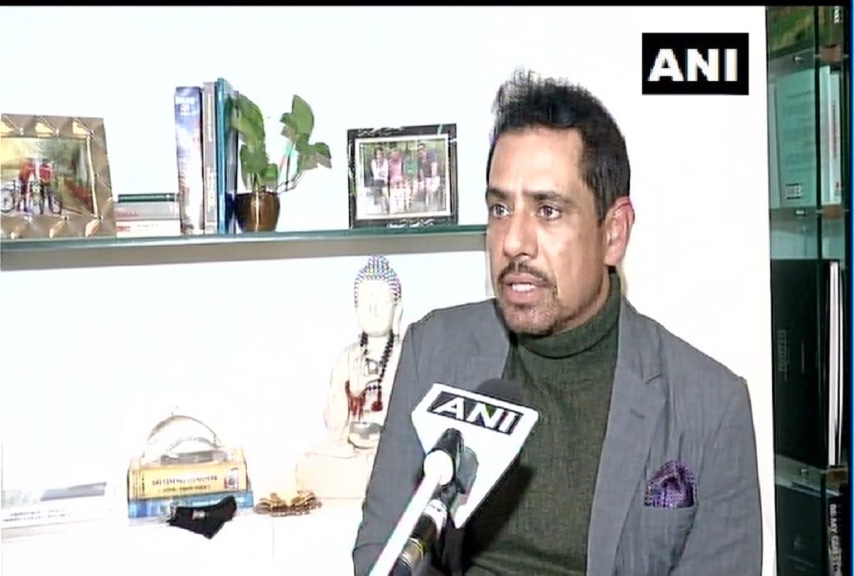 robert vadra said he has given 23000 documents income tax officers reached vadras house in delhi