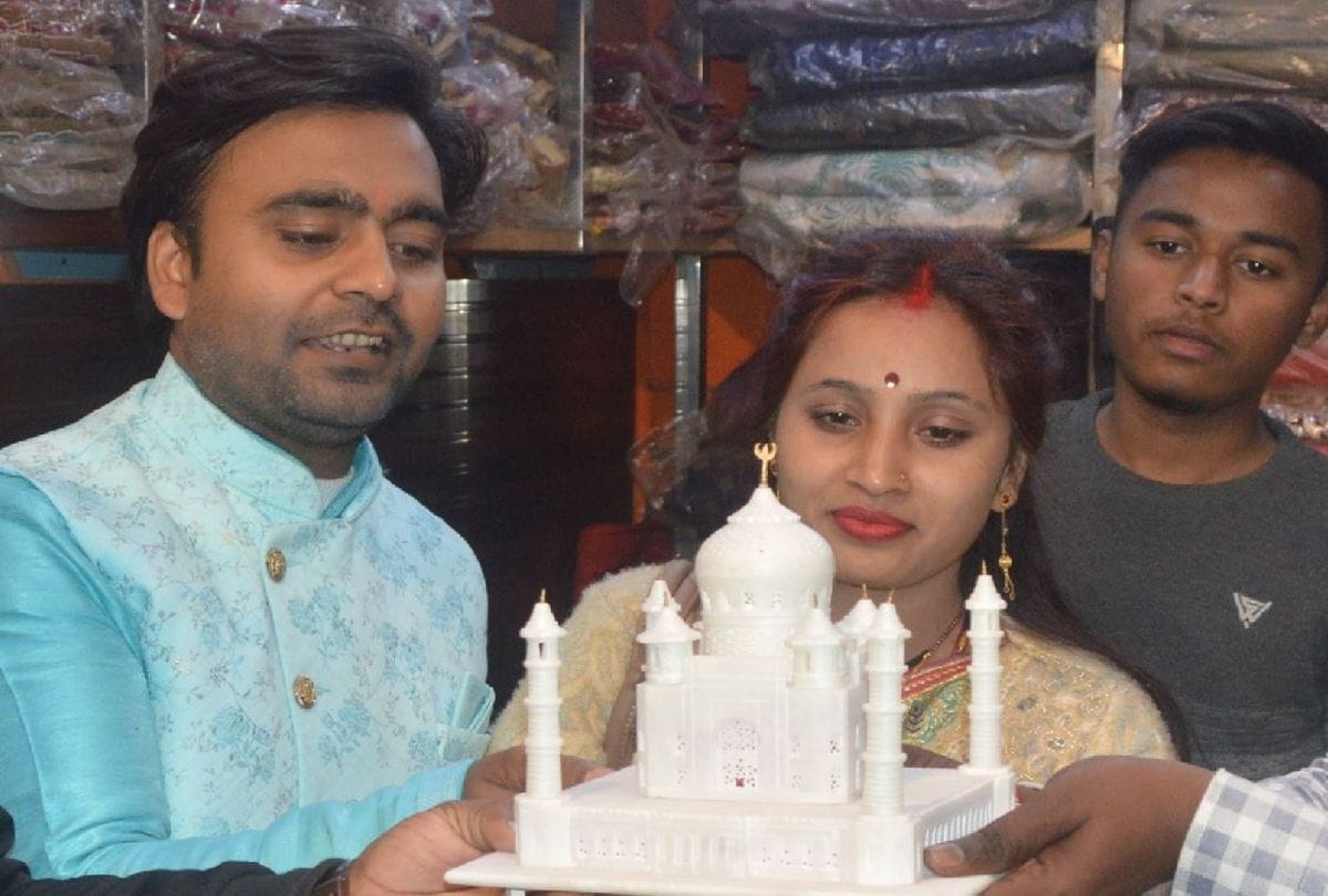Number of tourists increased at the Taj Mahal on weekend