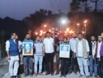 बीना में मशाल जुलूस निकालते विस्थापित।