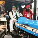 राकेश टिकैत ट्रैक्टर चलाते हुए