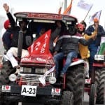 किसानों ने निकाला ट्रैक्टर मार्च