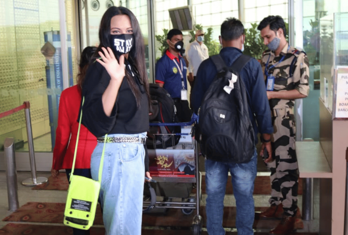 Sonakshi Sinha Angira Dhar and Sanjana Sanghi spotted at Mumbai Airport