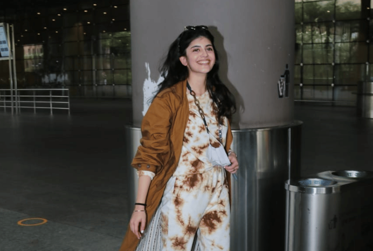 Sonakshi Sinha Angira Dhar and Sanjana Sanghi spotted at Mumbai Airport