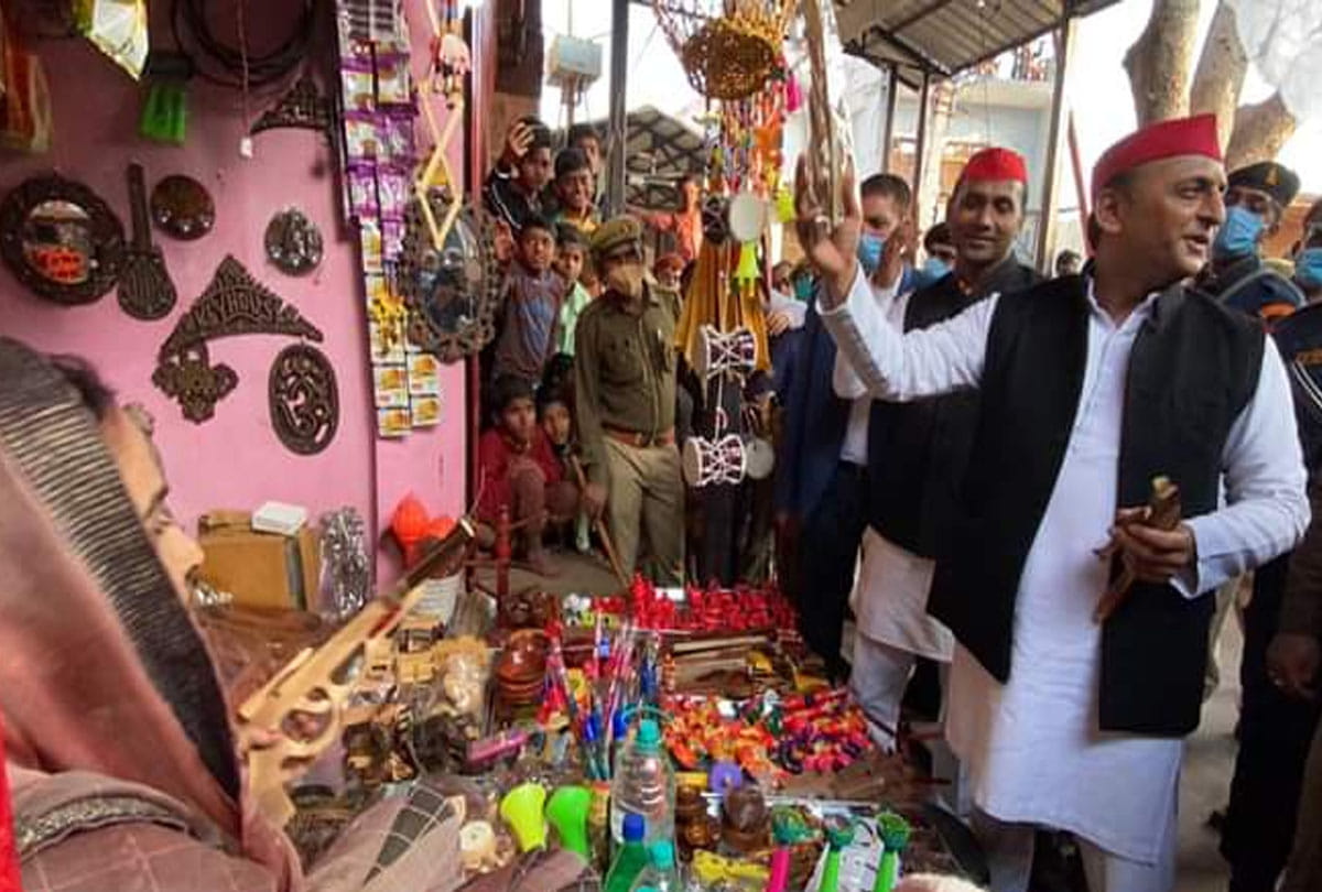 Akhilesh Yadav in chitrakoot, Buy wooden toys