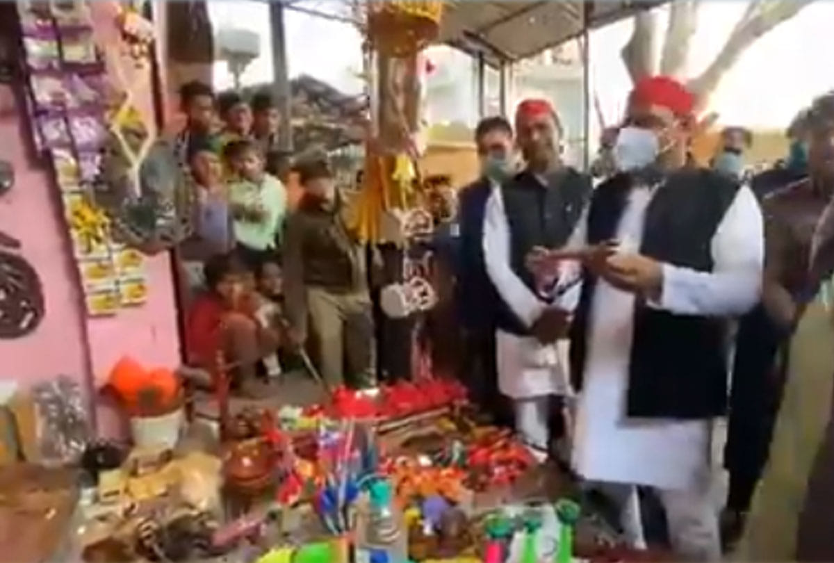 Akhilesh Yadav in chitrakoot, Buy wooden toys