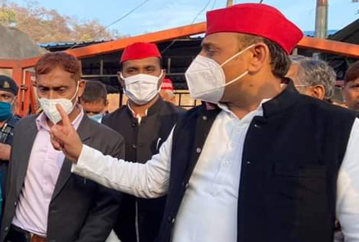 Akhilesh Yadav in chitrakoot, Buy wooden toys