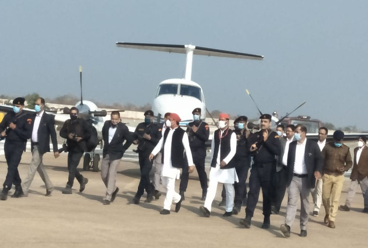 Akhilesh Yadav in chitrakoot, Buy wooden toys