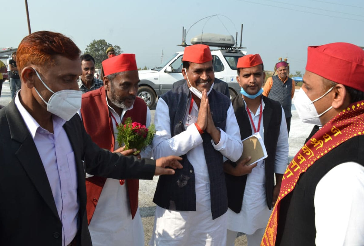 Akhilesh Yadav in chitrakoot, Buy wooden toys