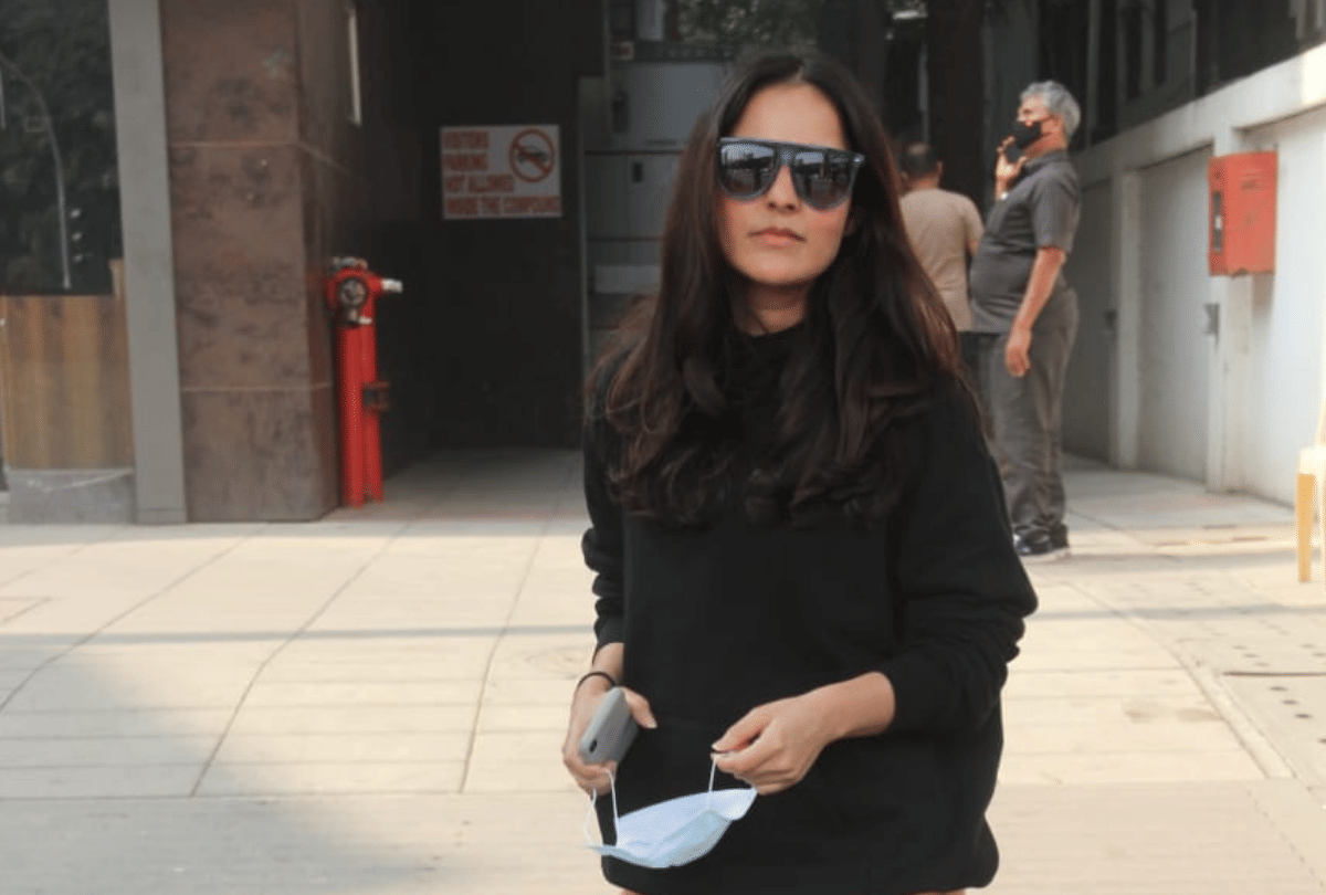 Sonakshi Sinha Angira Dhar and Sanjana Sanghi spotted at Mumbai Airport
