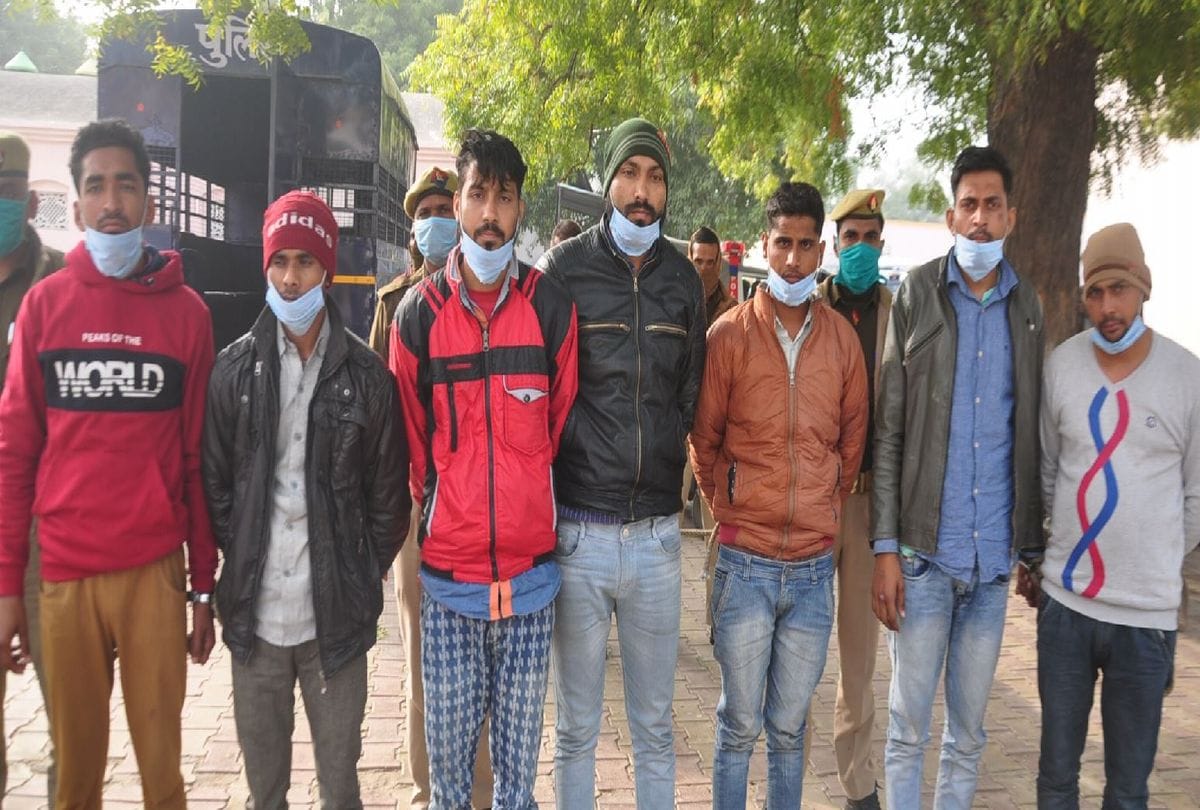Seven accused arrested for making fake Aadhaar and pen card in agra