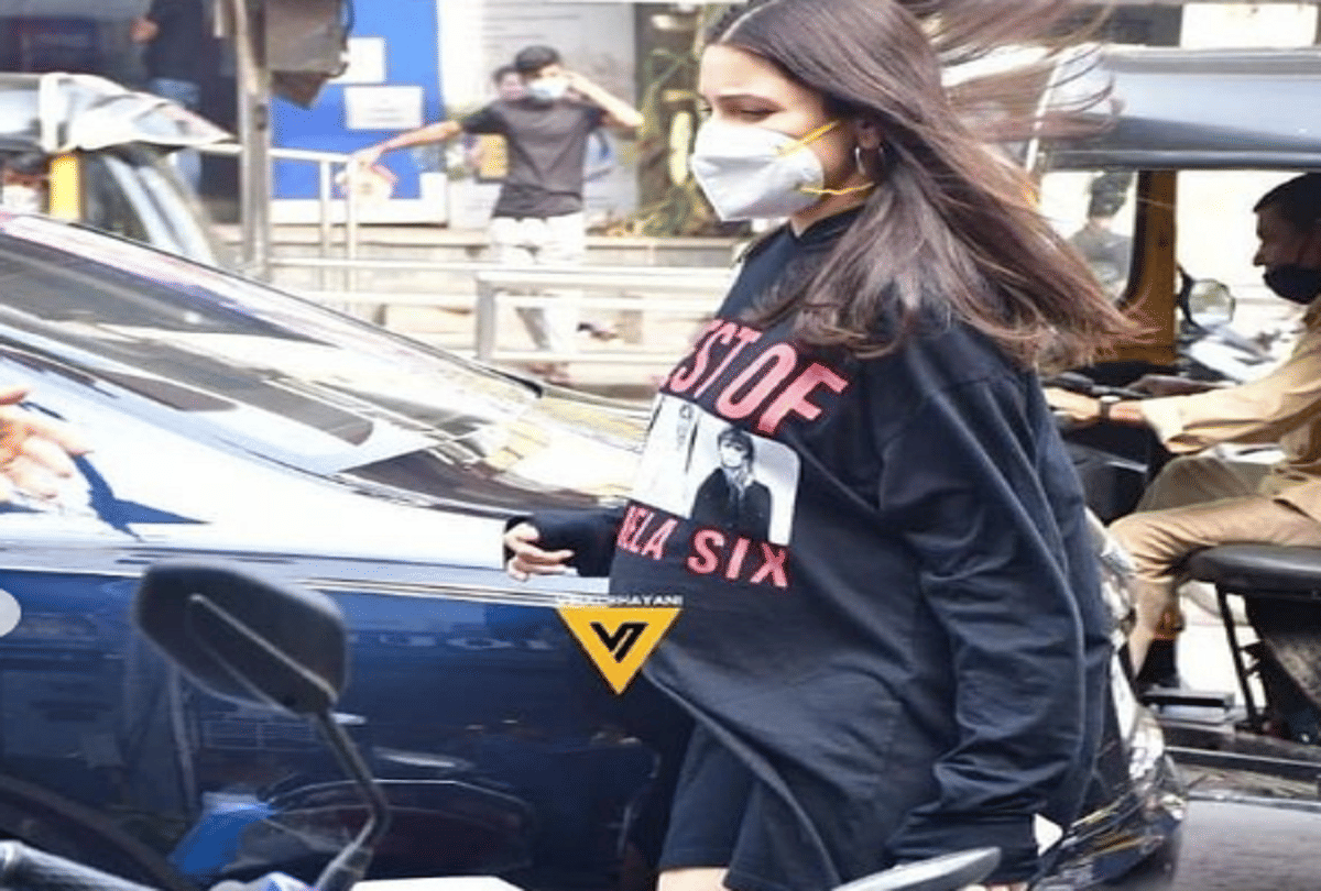 Cricketer Virat kohli along with pregnant wife anushka sharma spotted at clinic in bandra