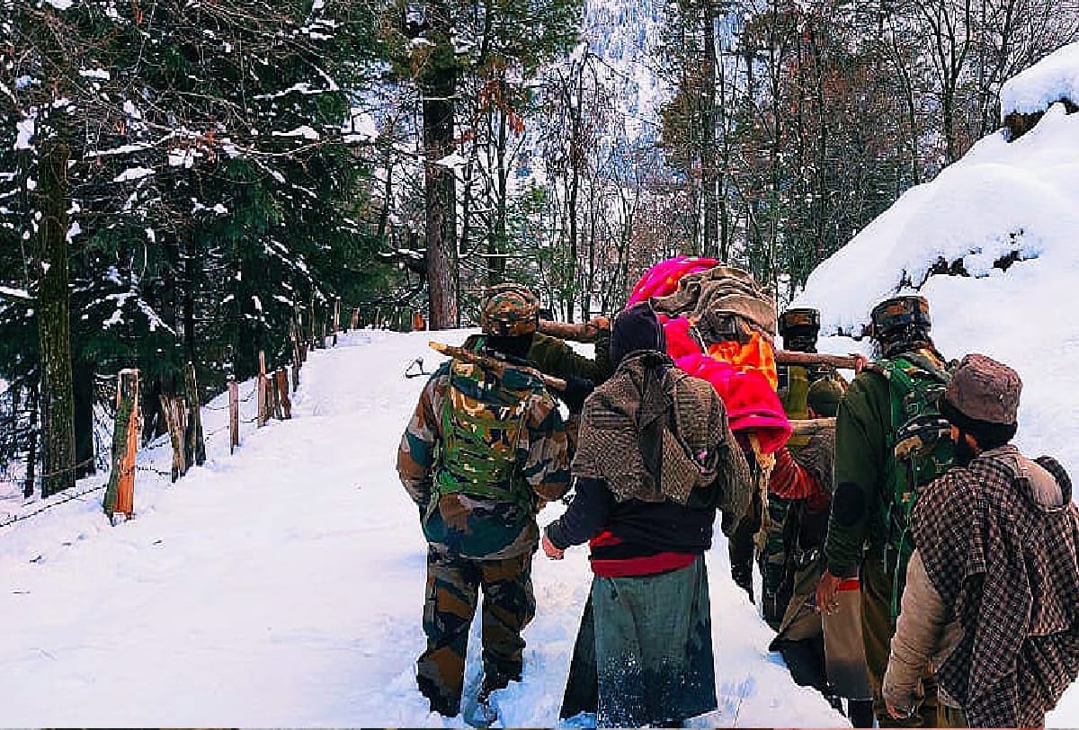 Army in Jammu and Kashmir helps people during cold weather and snow everywhere Kupwara news
