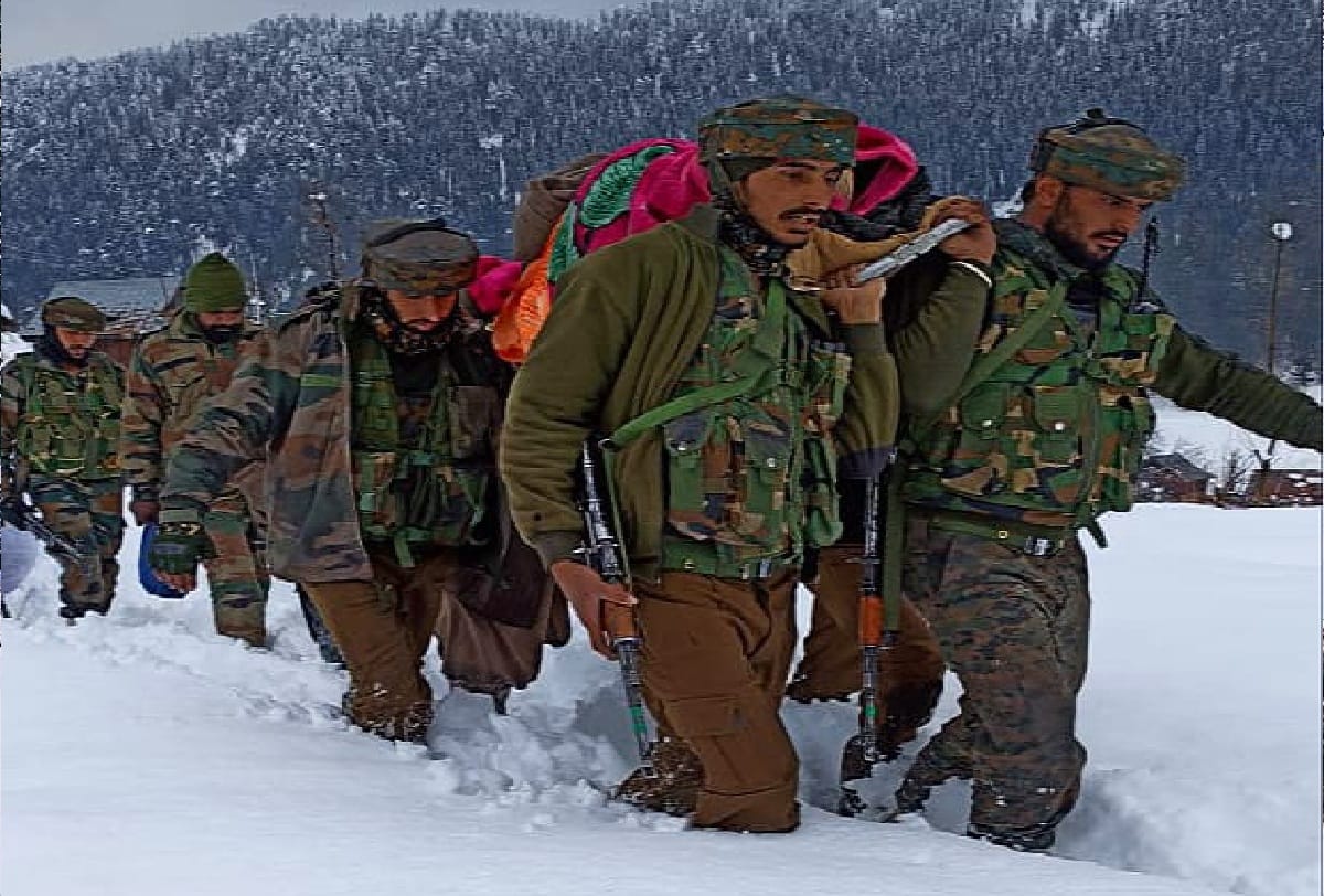 Army in Jammu and Kashmir helps people during cold weather and snow everywhere Kupwara news