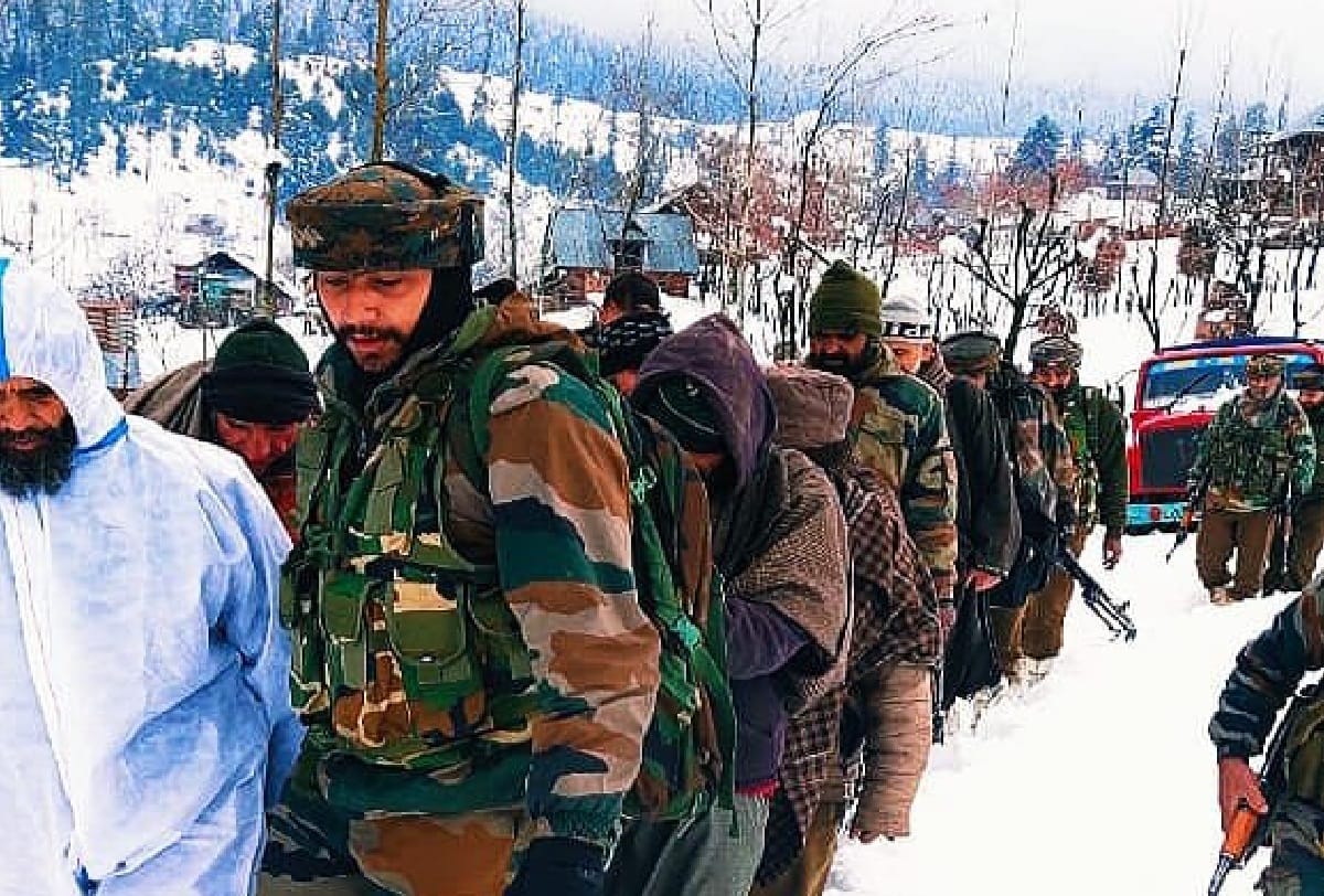 Army in Jammu and Kashmir helps people during cold weather and snow everywhere Kupwara news