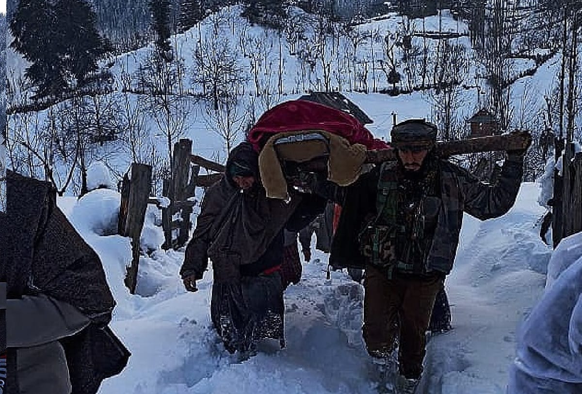 Army in Jammu and Kashmir helps people during cold weather and snow everywhere Kupwara news