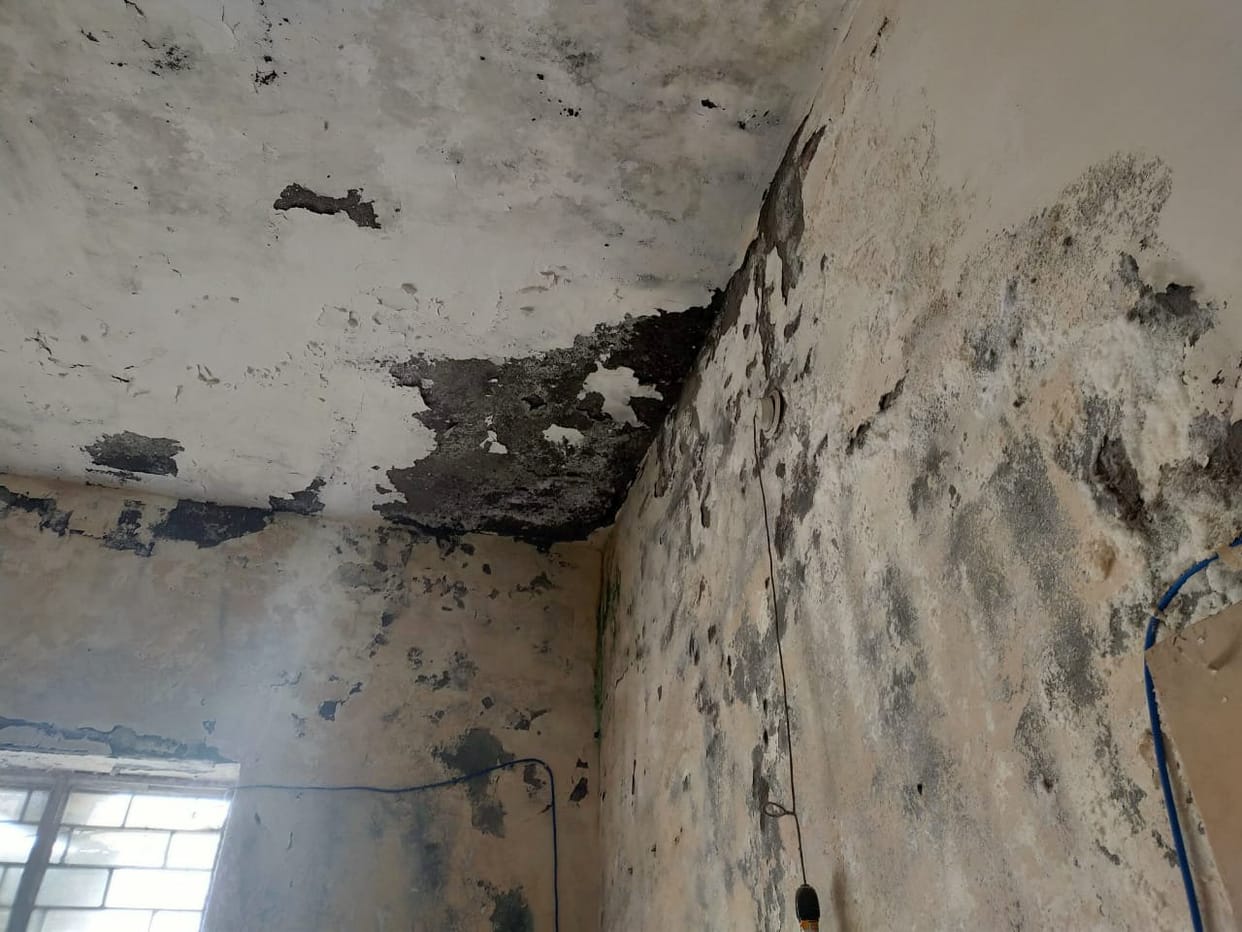 A building made of 20 lakh rupees was dilapidated in ten years