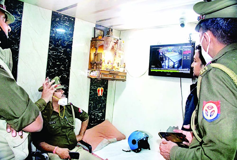 Four injured in Aminabad in firing in Lucknow.
